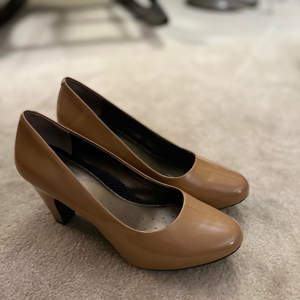 Nude pumps